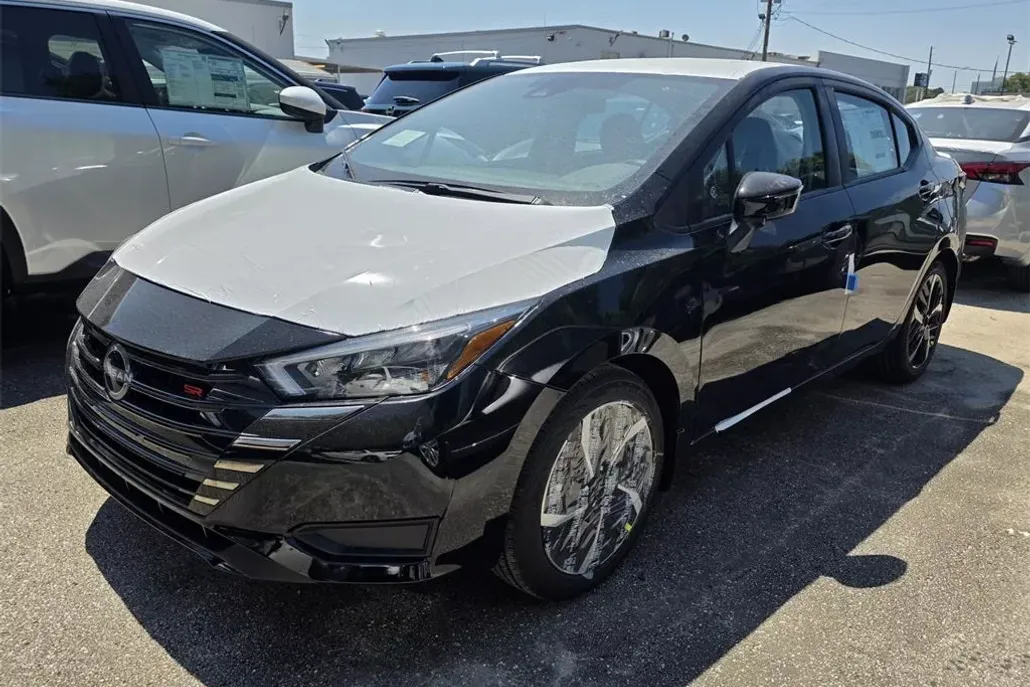 2025 Nissan Versa 1.6 SR photo 1