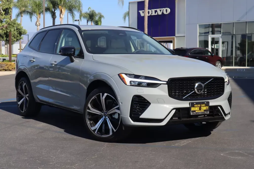 2025 Volvo XC60 Hybrid T8 photo 1