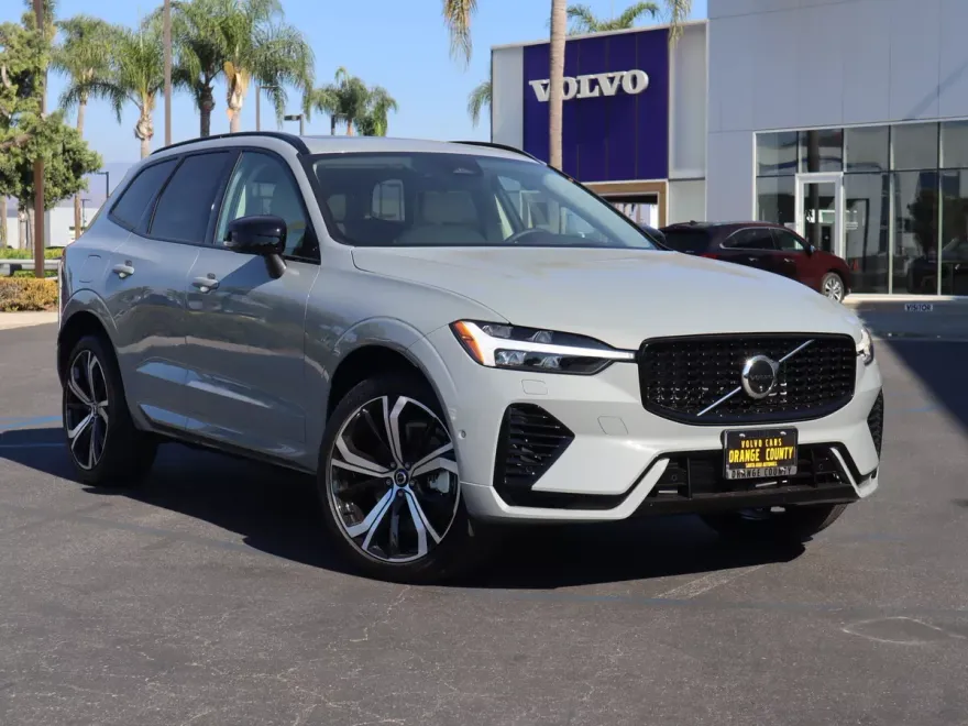 2025 Volvo XC60 Hybrid T8 photo 1