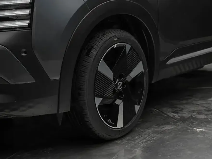 2025 Nissan Kicks SR photo 7