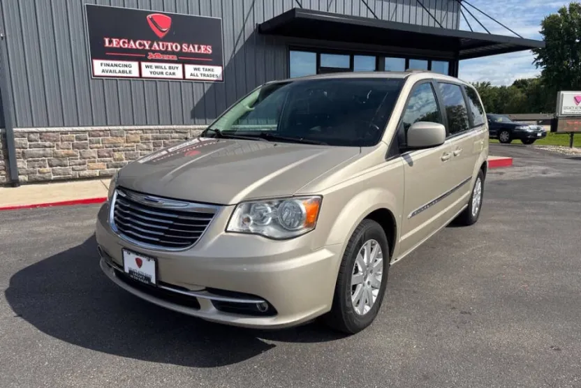 2016 Chrysler Town & Country Touring photo 1