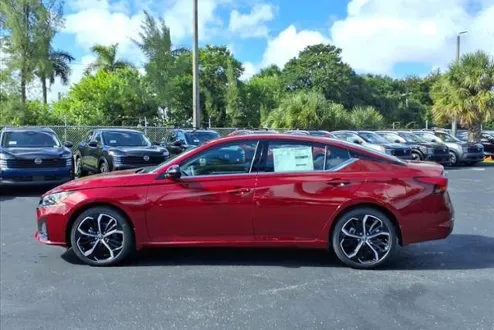 2025 Nissan Altima SR photo 2