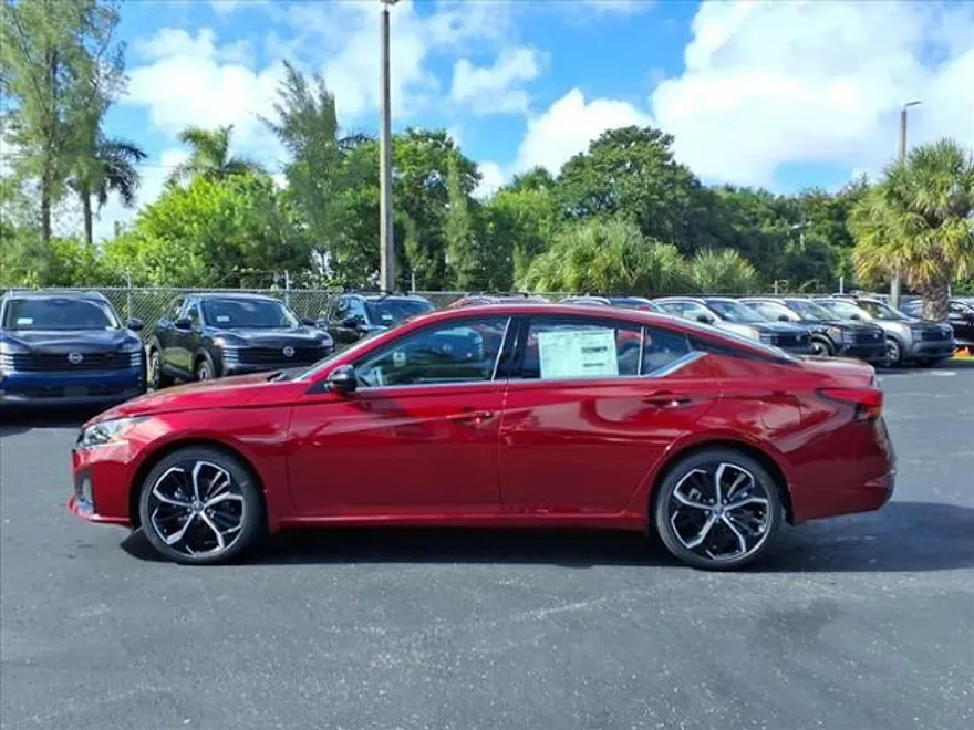 2025 Nissan Altima SR photo 2