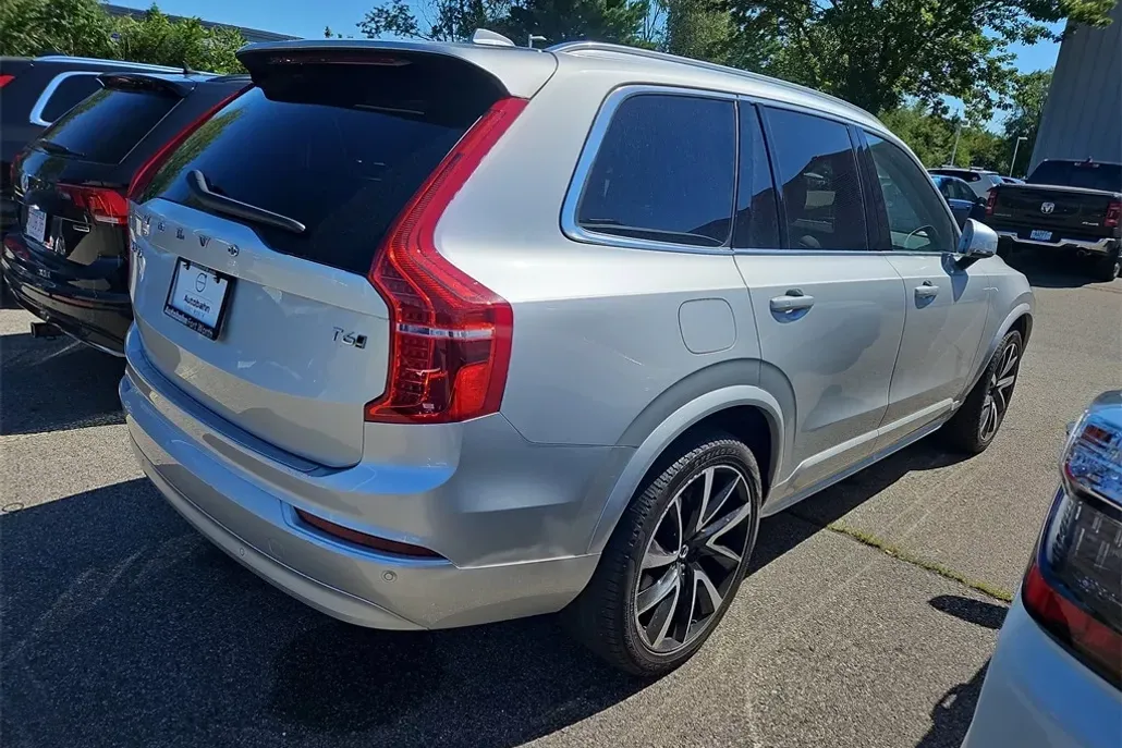 2022 Volvo XC90 T6 AWD Momentum photo 1