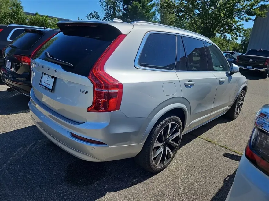 2022 Volvo XC90 T6 AWD Momentum photo 1