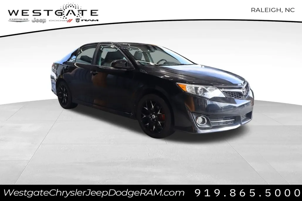 2014 Toyota Camry SE photo 1