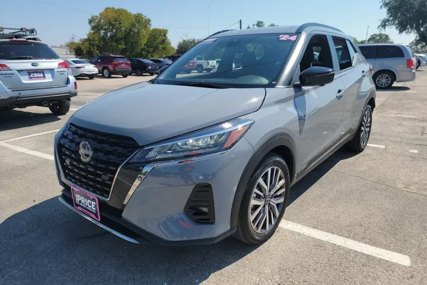 2024 Nissan Kicks SR photo 1