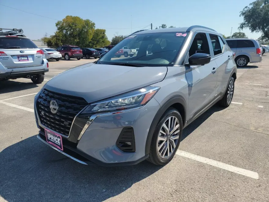 2024 Nissan Kicks SR photo 1