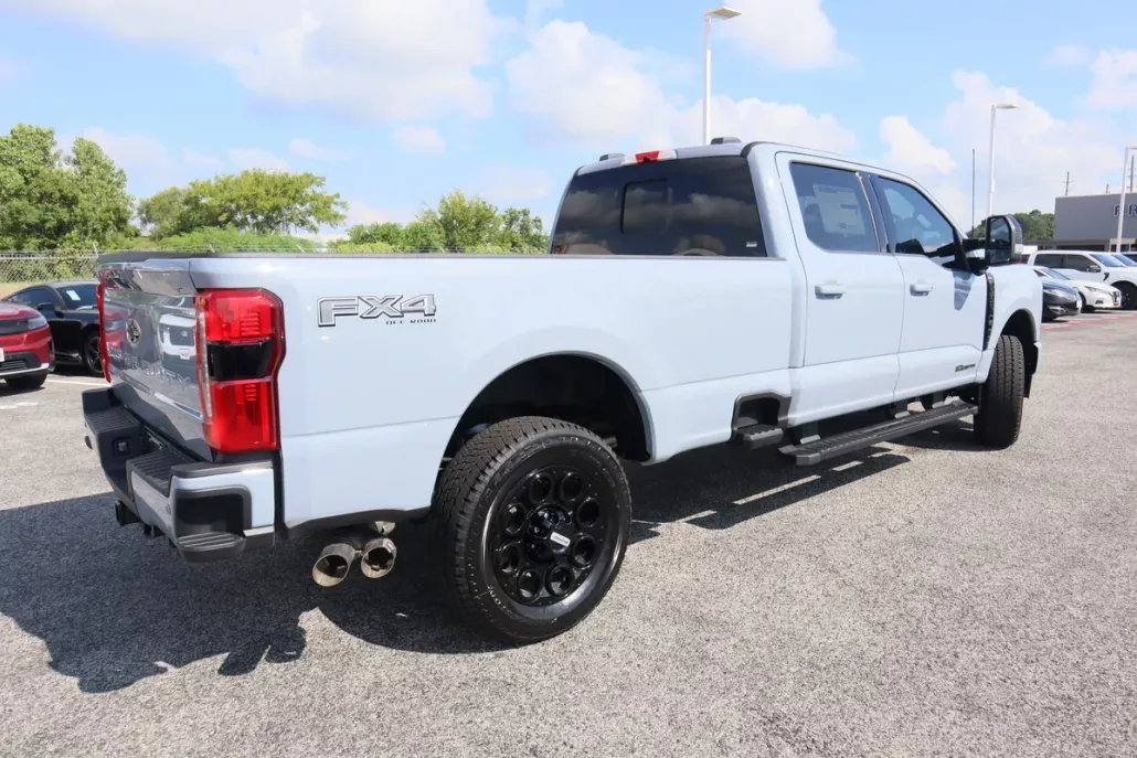 2025 Ford F-350 Lariat photo 1