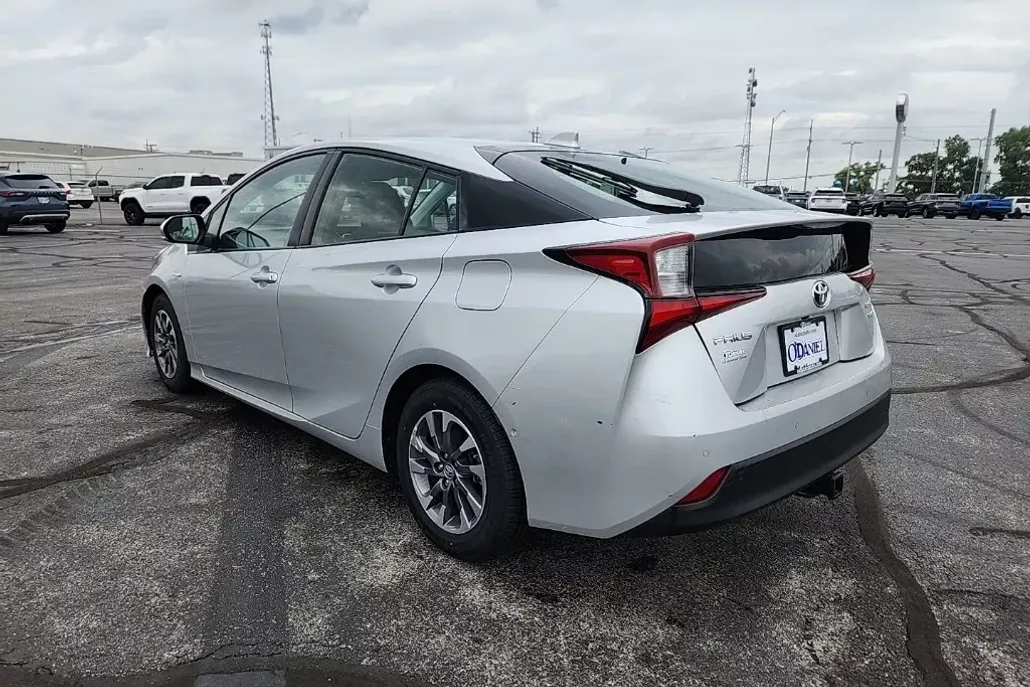 2021 Toyota Prius L photo 1