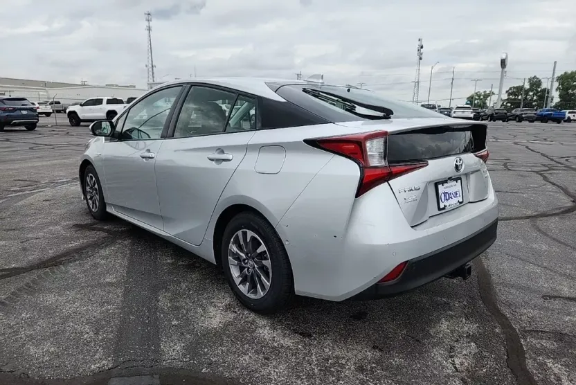 2021 Toyota Prius L photo 1