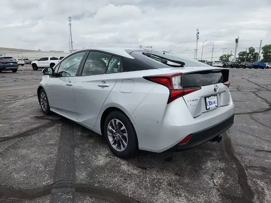 2021 Toyota Prius L photo 1