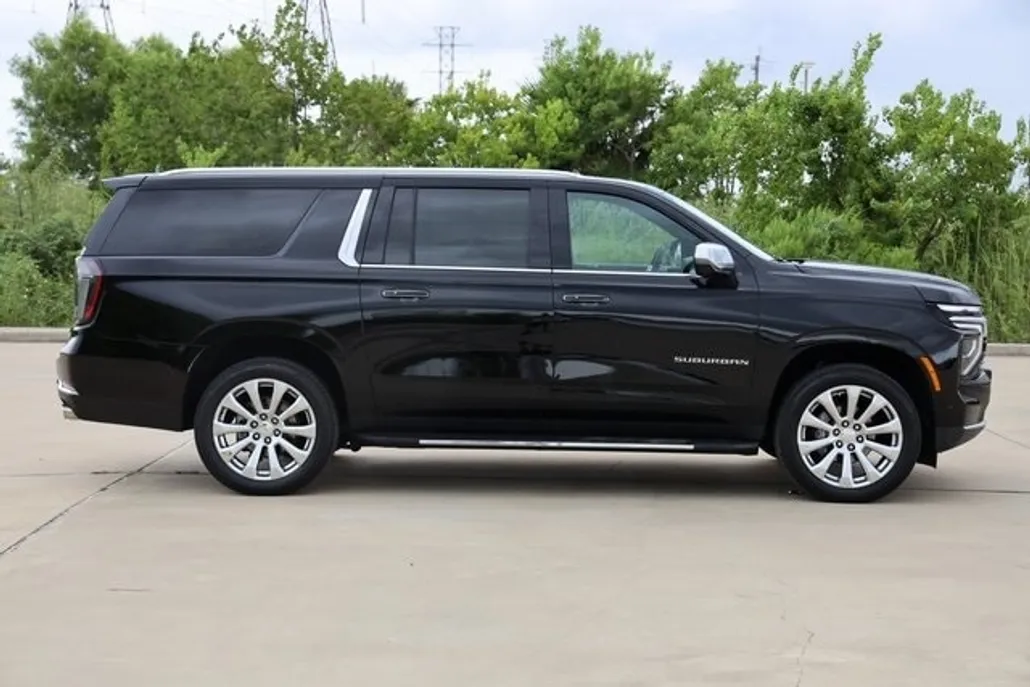 2025 Chevrolet Suburban Premier photo 1