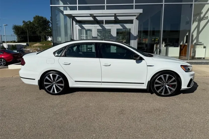 2018 Volkswagen Passat GT photo 1
