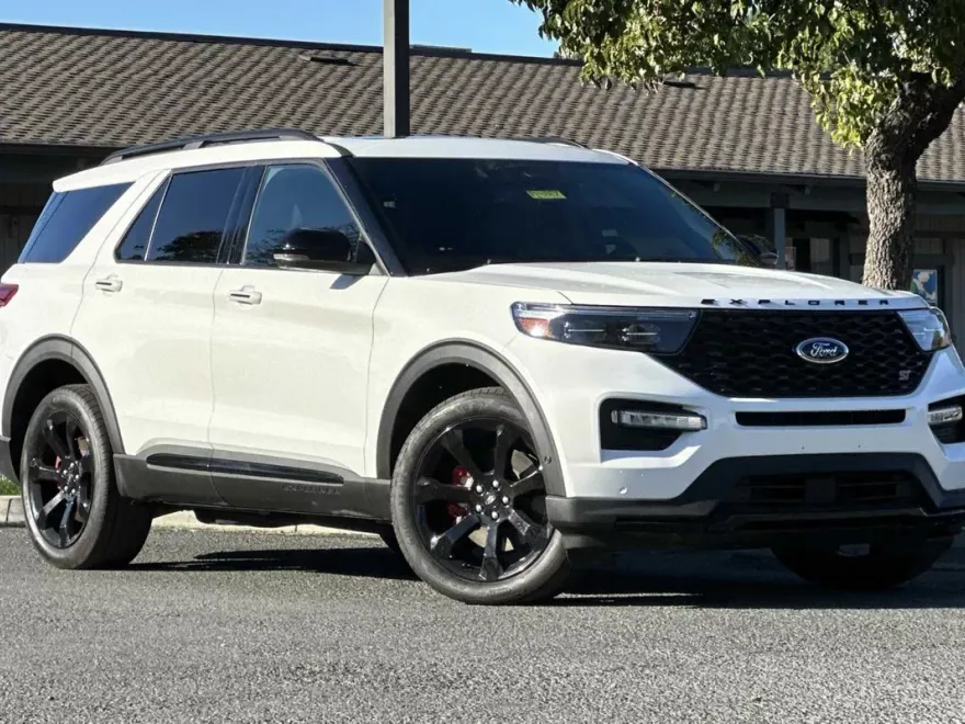 2022 Ford Explorer ST photo 1