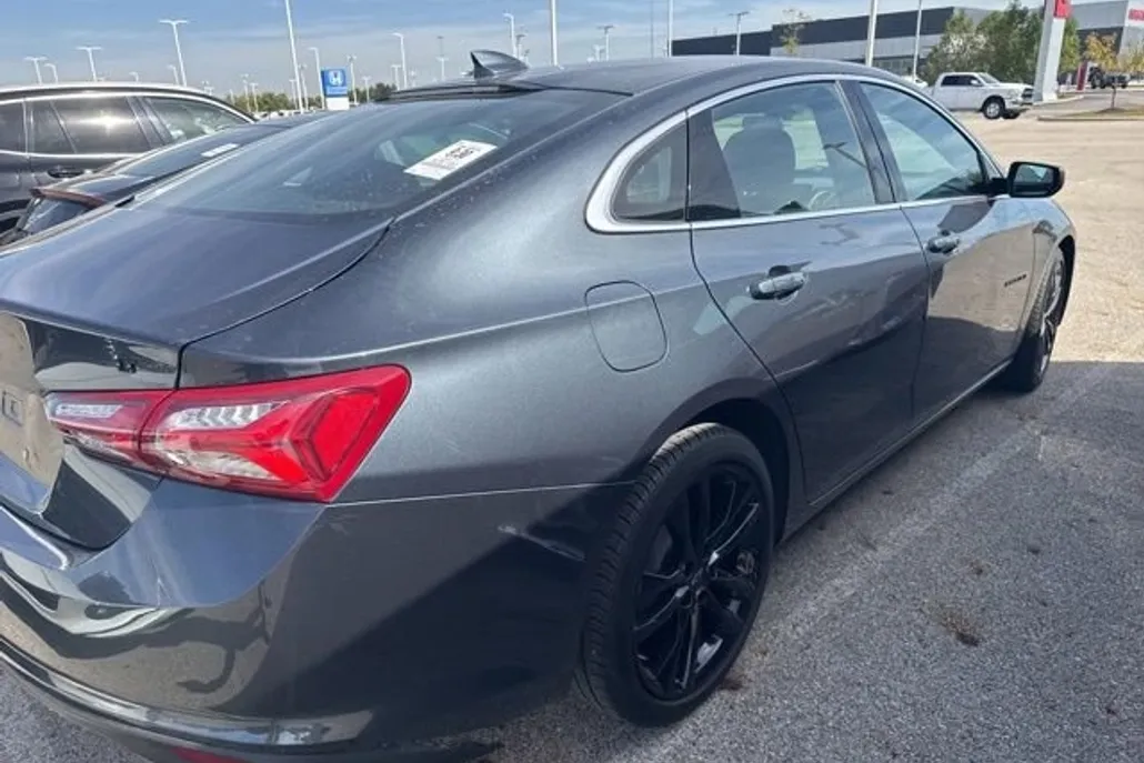 2021 Chevrolet Malibu 1LT photo 1
