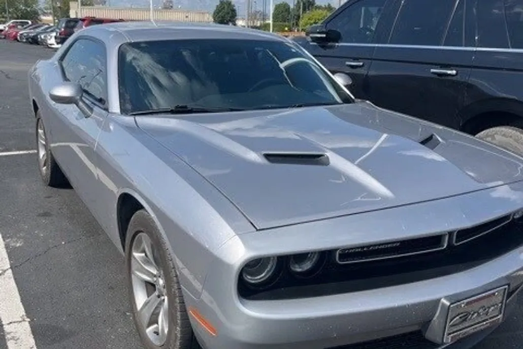 2016 Dodge Challenger SXT photo 1