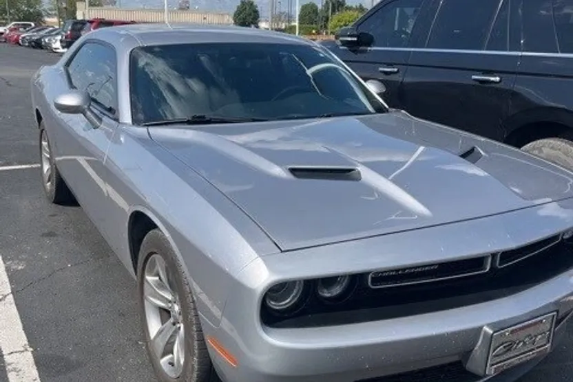 2016 Dodge Challenger SXT photo 1
