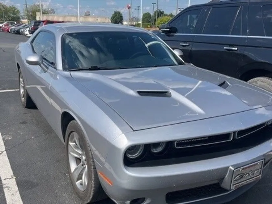 2016 Dodge Challenger SXT photo 1
