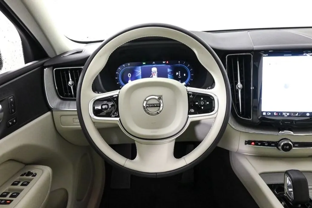 2025 Volvo XC60 B5 Plus photo 1