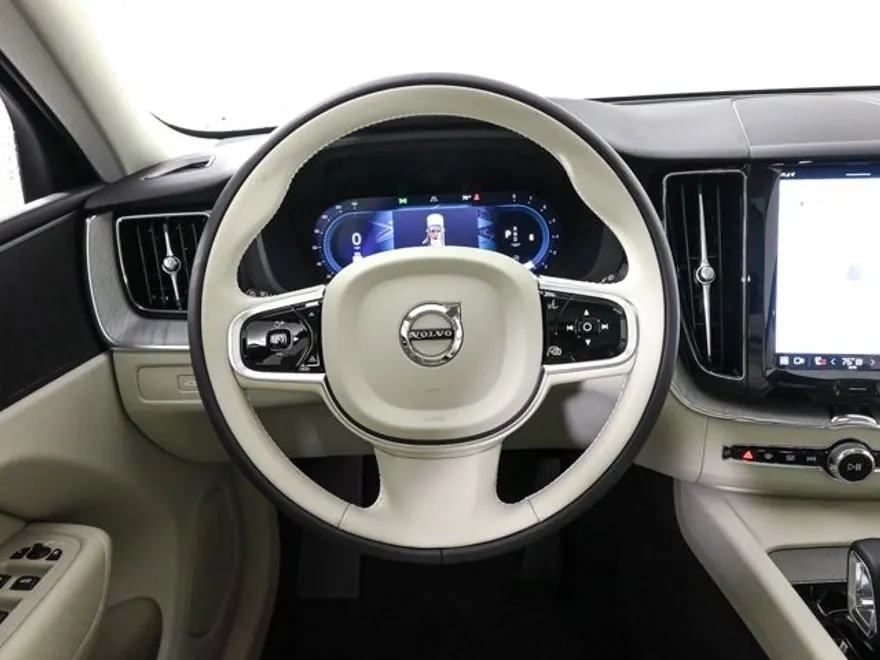 2025 Volvo XC60 B5 Plus photo 1