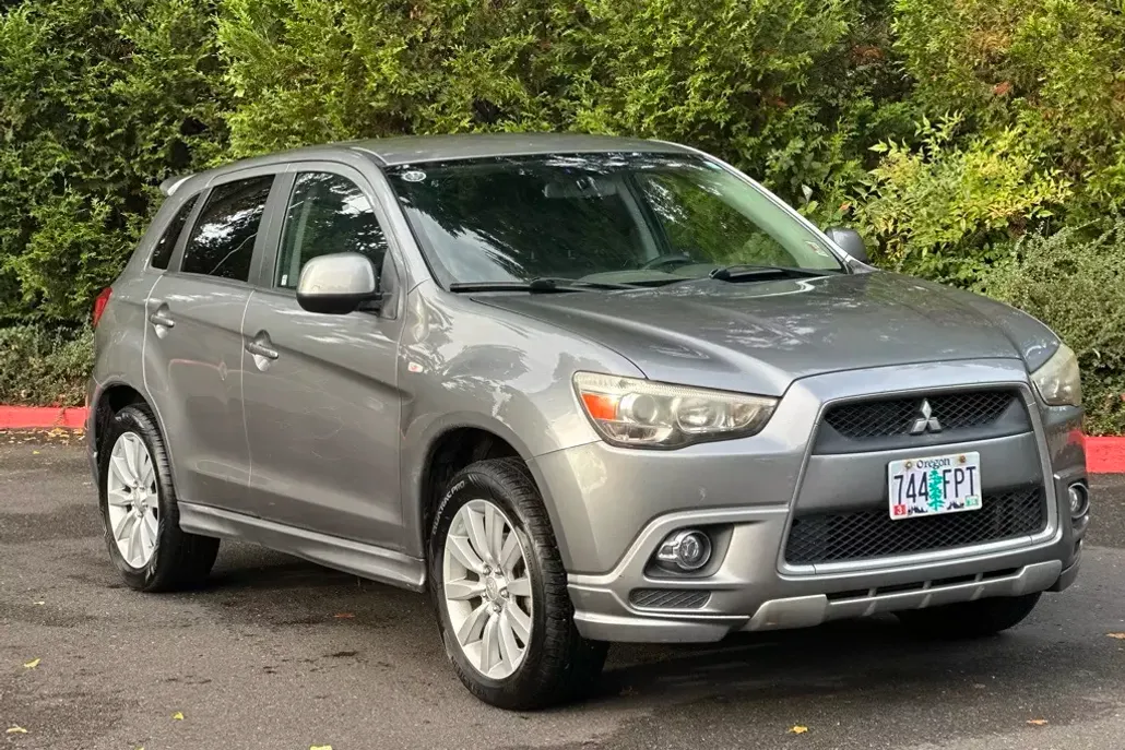 2011 Mitsubishi Outlander Sport SE photo 1