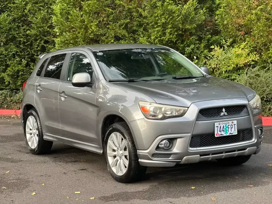 2011 Mitsubishi Outlander Sport SE photo 1