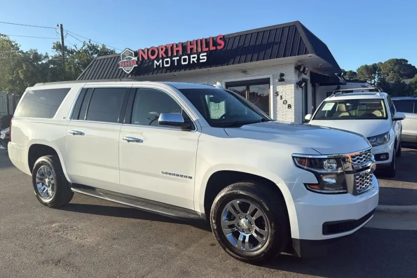 2017 Chevrolet Suburban LT photo 1