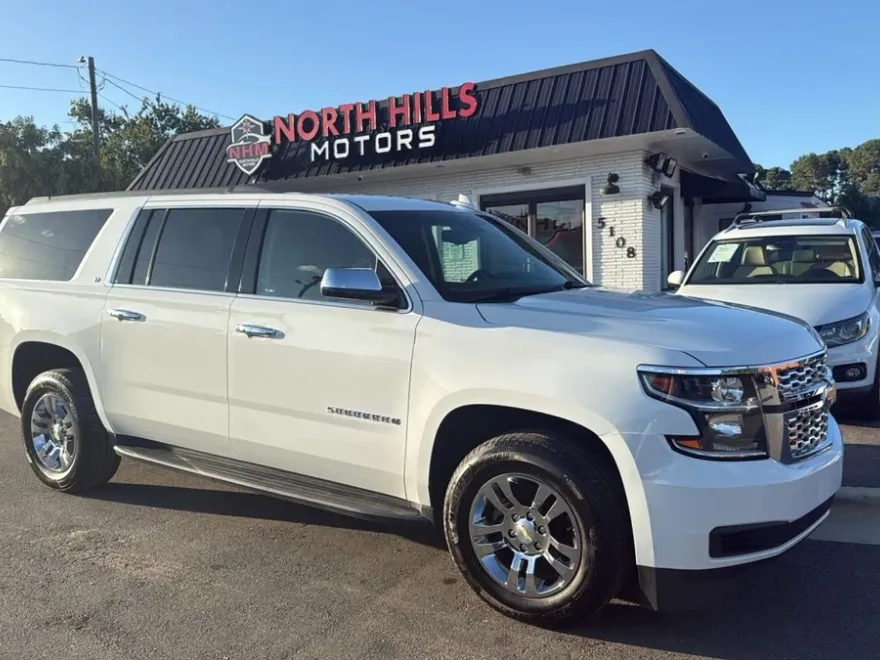 2017 Chevrolet Suburban LT photo 1