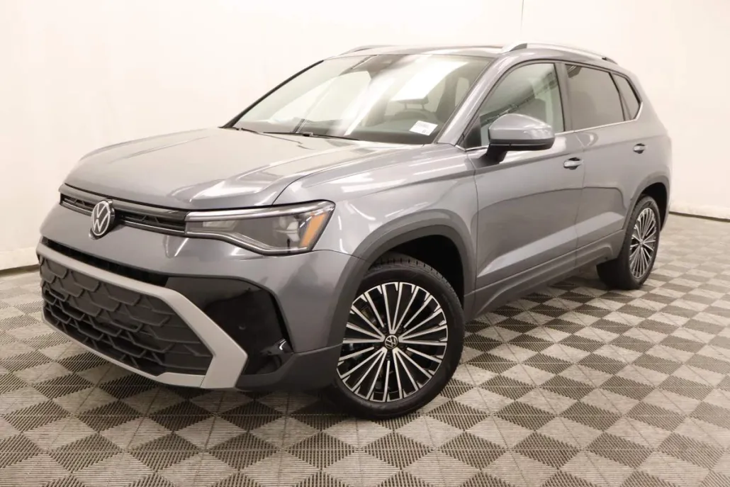 2025 Volkswagen Taos SE photo 1