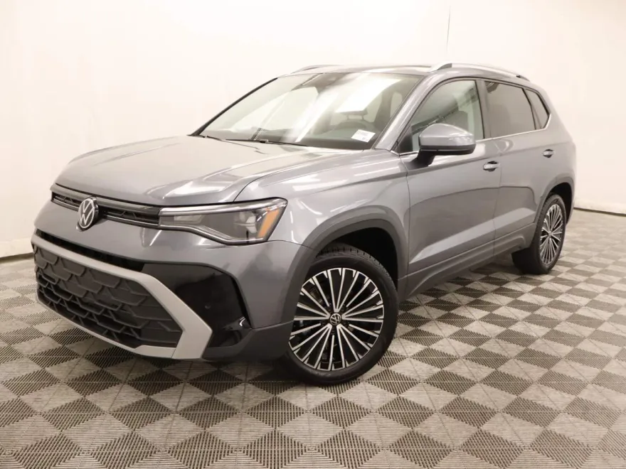 2025 Volkswagen Taos SE photo 1