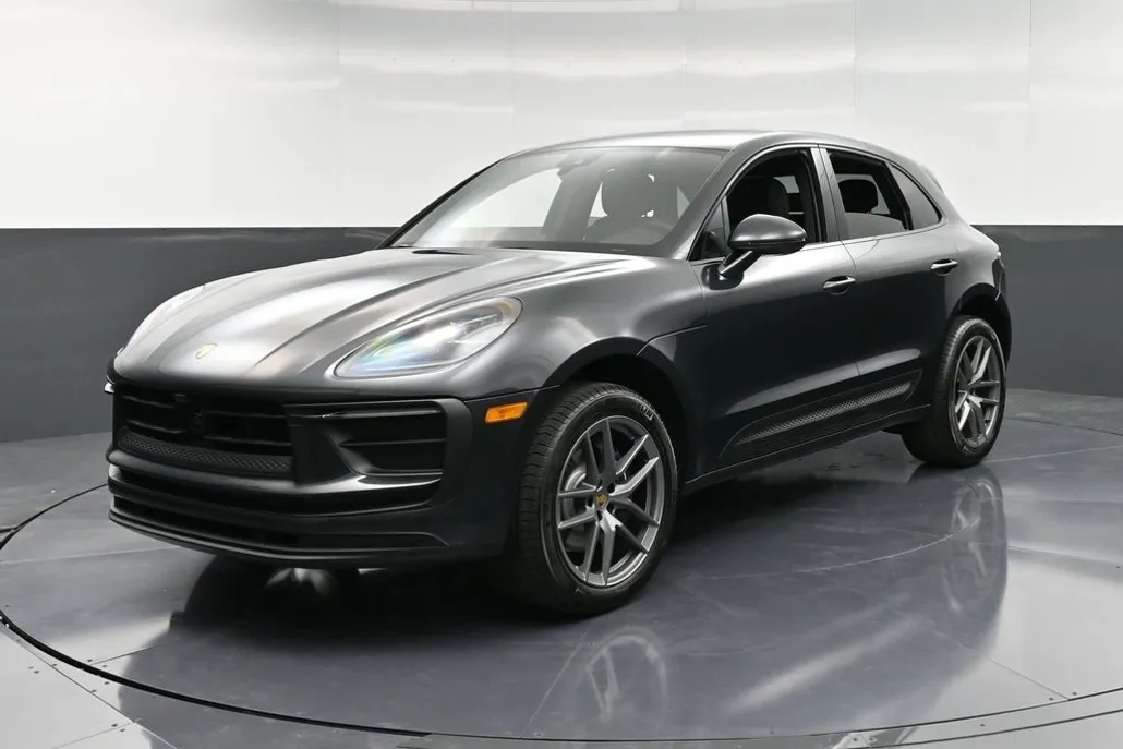 2026 Porsche Macan T photo 1