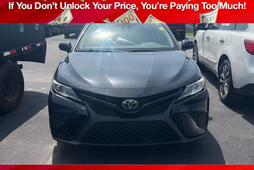 2020 Toyota Camry SE photo 1