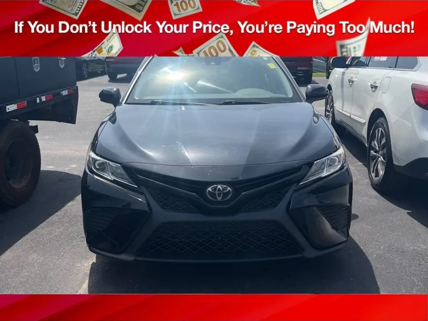 2020 Toyota Camry SE photo 1