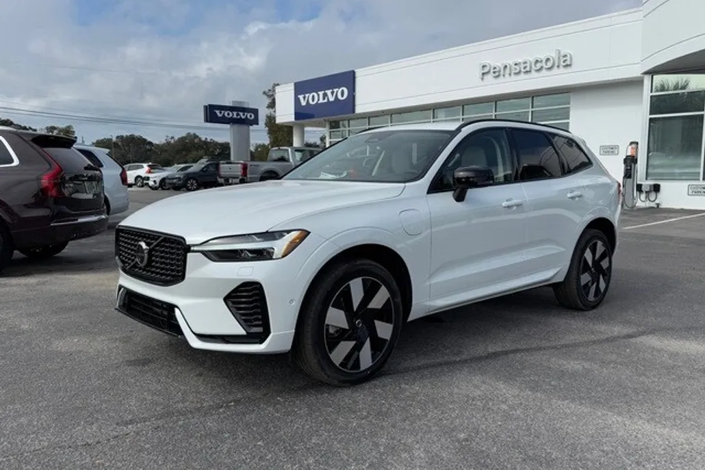 2025 Volvo XC60 T8 Plus photo 1