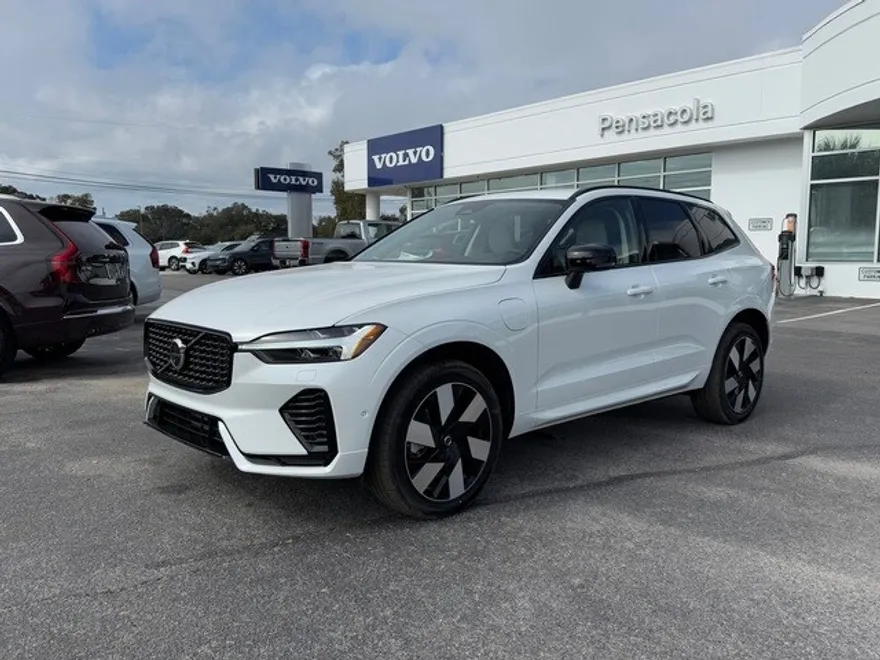 2025 Volvo XC60 T8 Plus photo 1