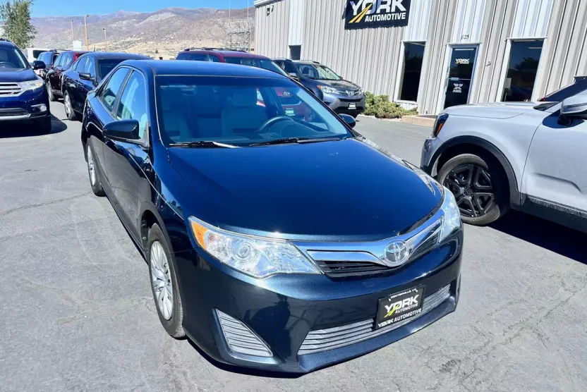 2014 Toyota Camry LE photo 1