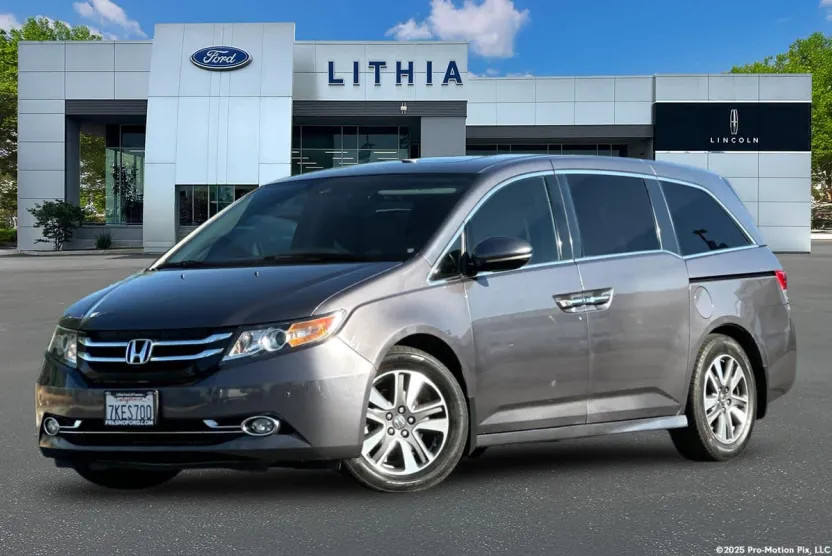 2015 Honda Odyssey Touring photo 1