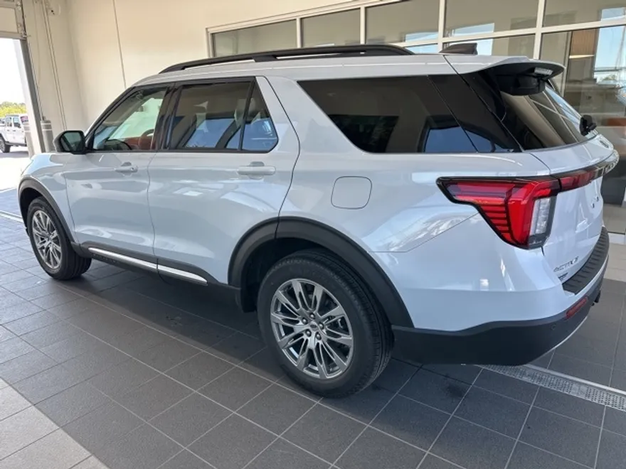 2025 Ford Explorer photo 1