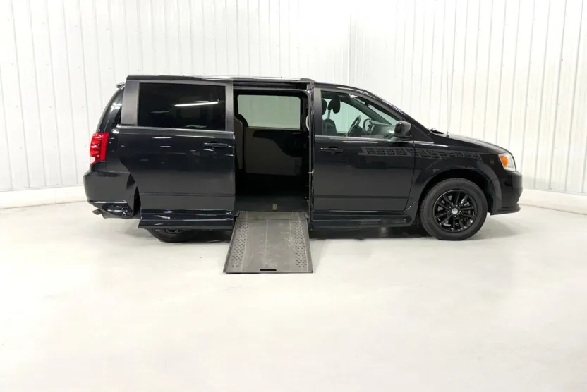 2020 Dodge Grand Caravan SXT photo 1