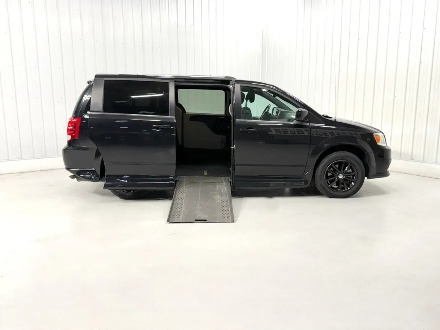 2020 Dodge Grand Caravan SXT photo 1