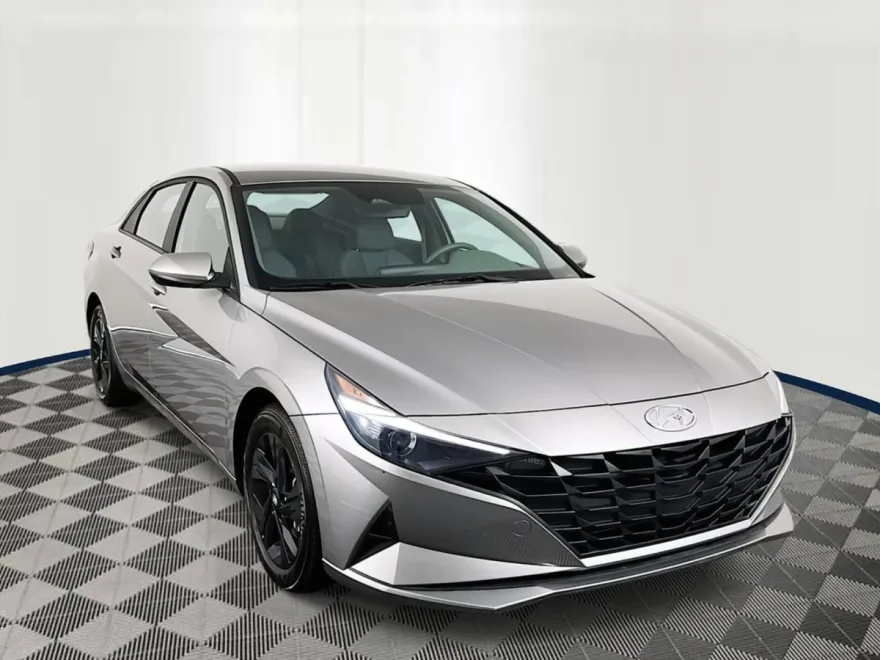 2023 Hyundai Elantra SEL photo 1