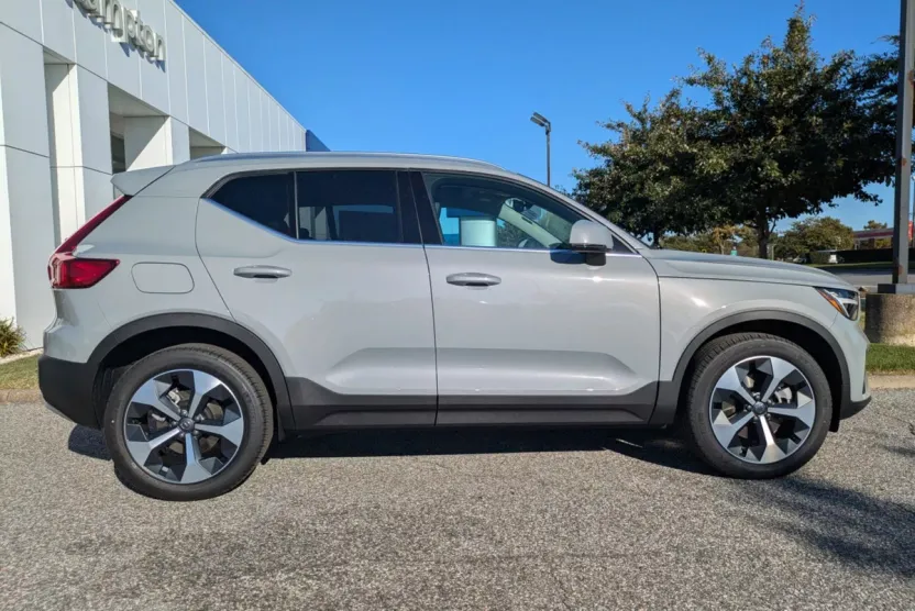 2025 Volvo XC40 Core photo 1