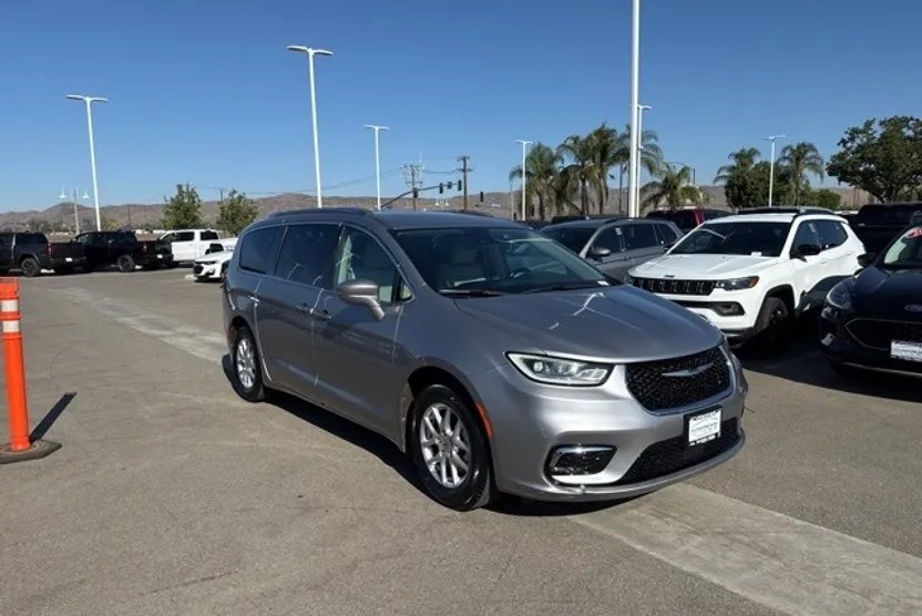 2021 Chrysler Pacifica Touring L photo 1