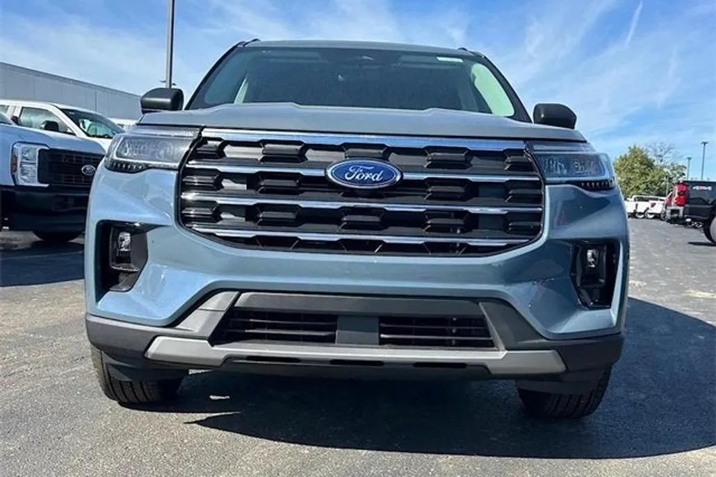 2025 Ford Explorer photo 1
