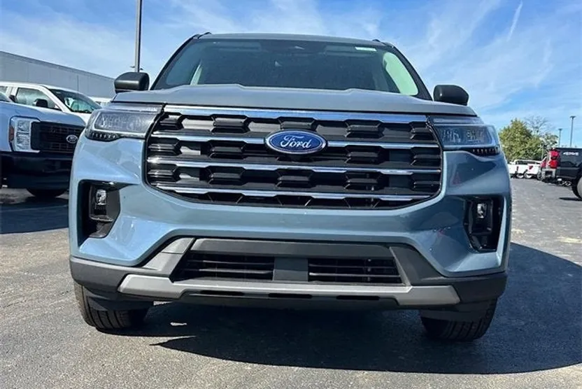 2025 Ford Explorer photo 1