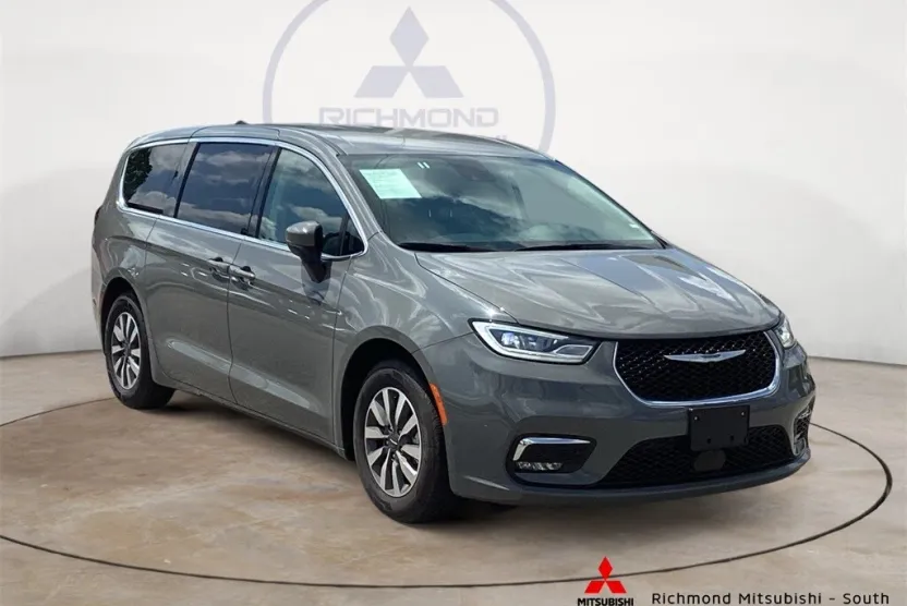 2023 Chrysler Pacifica Touring L photo 1