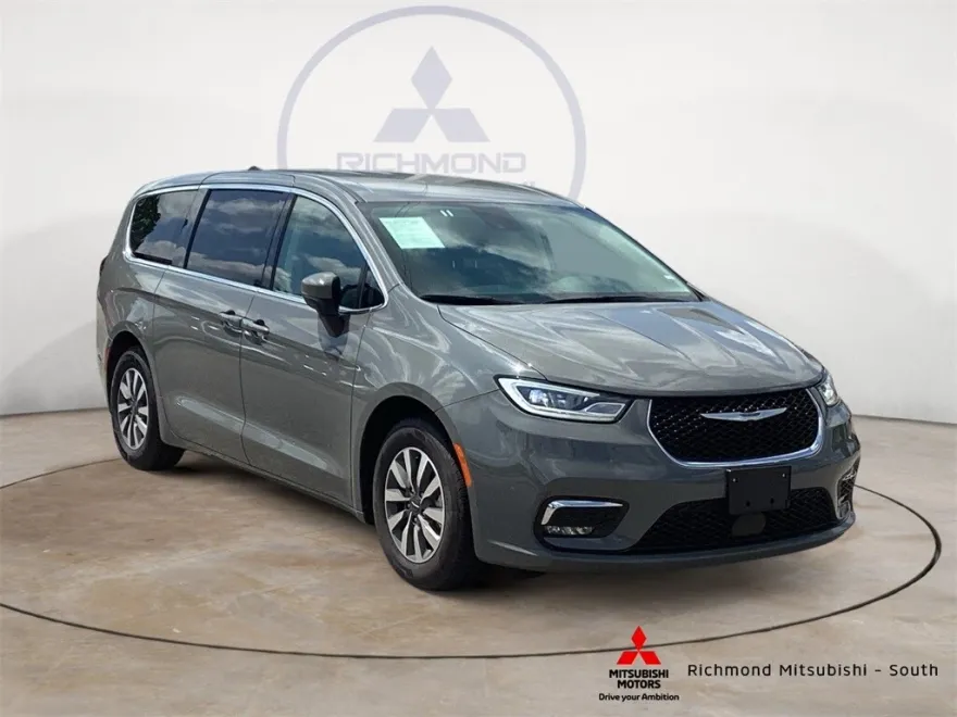 2023 Chrysler Pacifica Touring L photo 1