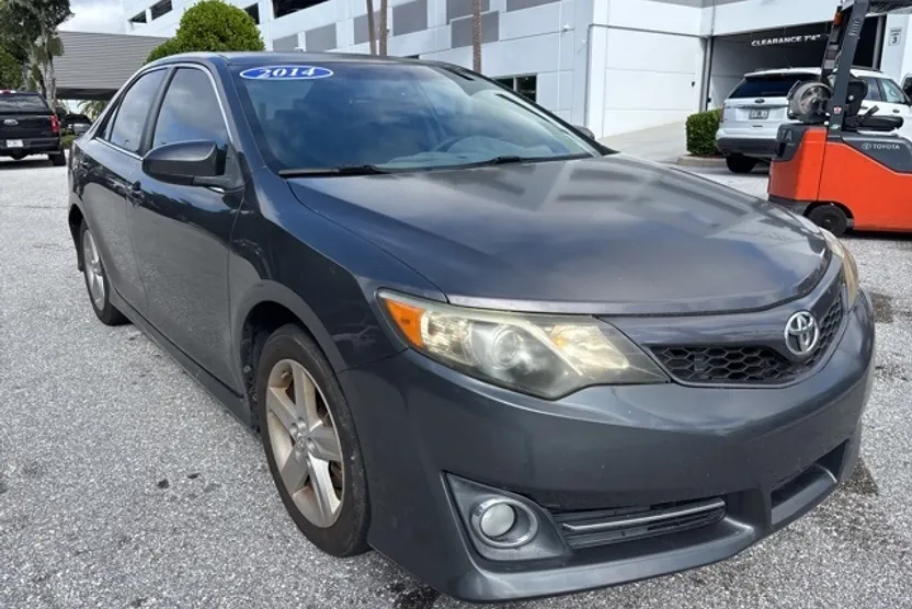 2014 Toyota Camry SE photo 1
