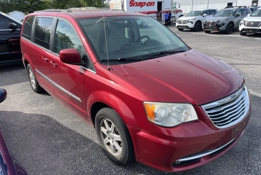 2011 Chrysler Town & Country Touring photo 1